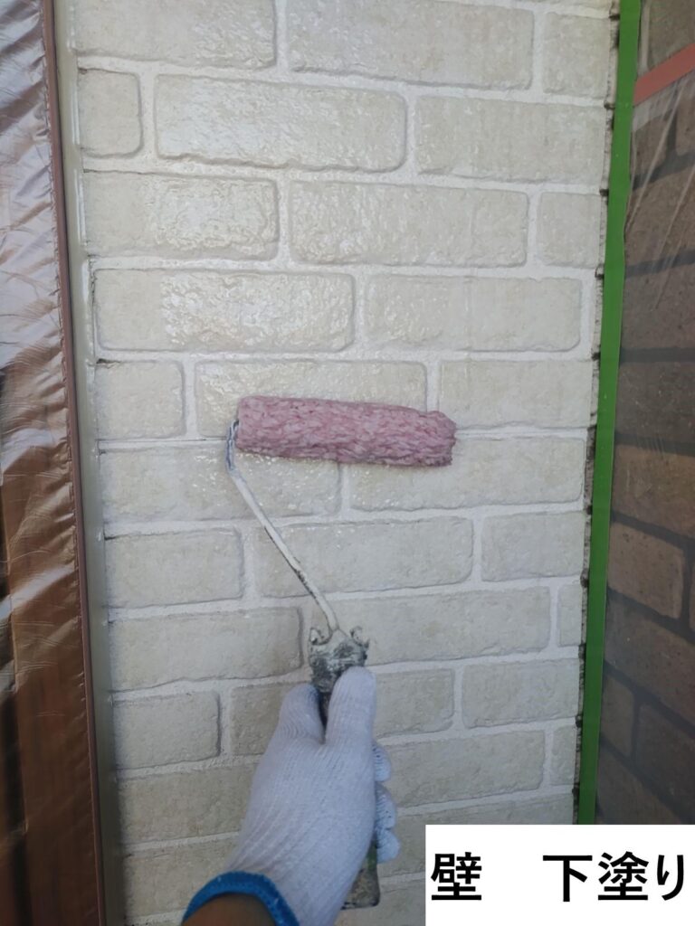 下塗りを行います。<br />
下塗りは外壁材と中塗り・上塗り塗料との接着力を強め、耐久性に優れた外壁塗膜を作り出す、大切な工程です。